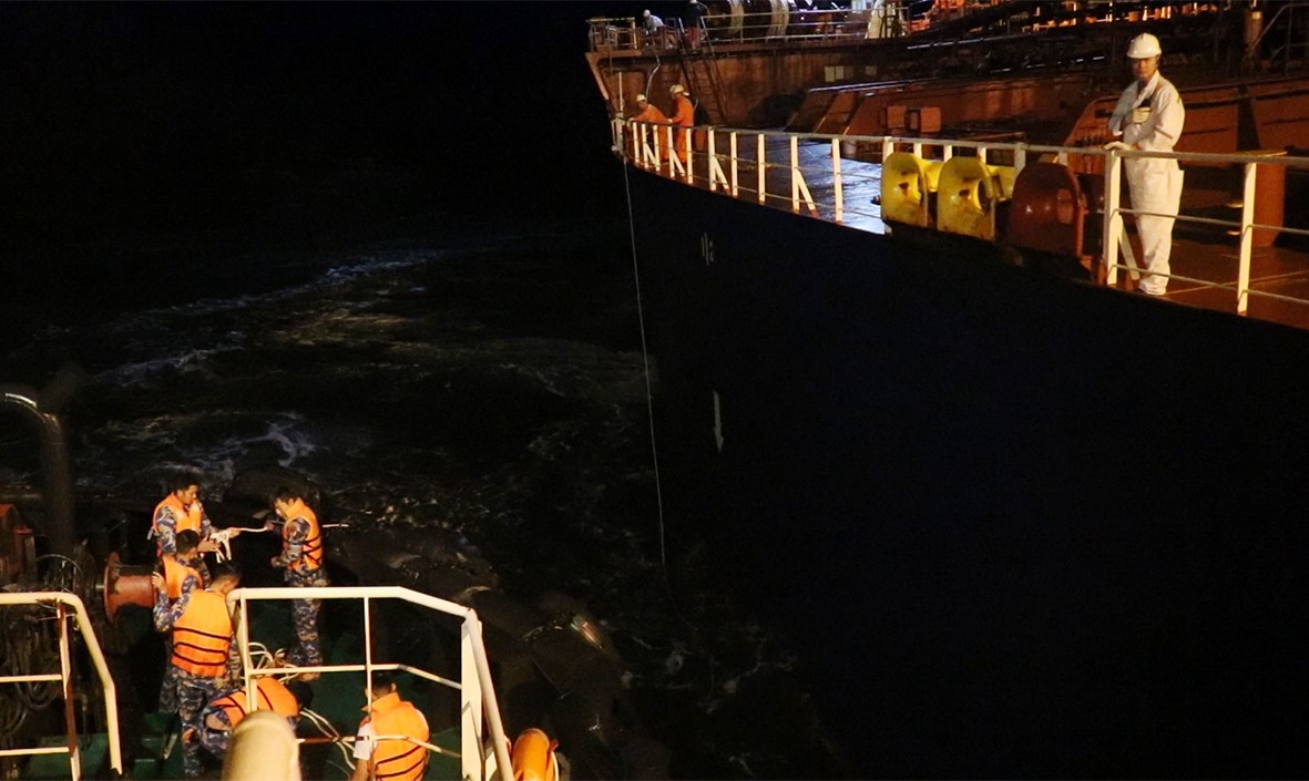 Hải quân Việt Nam cứu hộ thành công tàu Petrolimex 11 trọng tải 40 nghìn tấn Hải quân Việt Nam cứu hộ thành công tàu Petrolimex 11 trọng tải 40 nghìn tấn