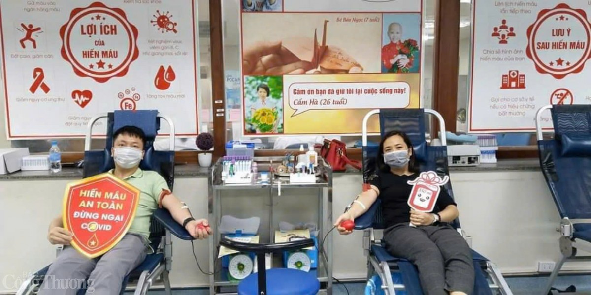 Tham gia hiến máu tình nguyên để chia sẻ khó khăn cho người bệnh. Ảnh: NVCC Tham gia hiến máu tình nguyên để chia sẻ khó khăn cho người bệnh. Ảnh: NVCC