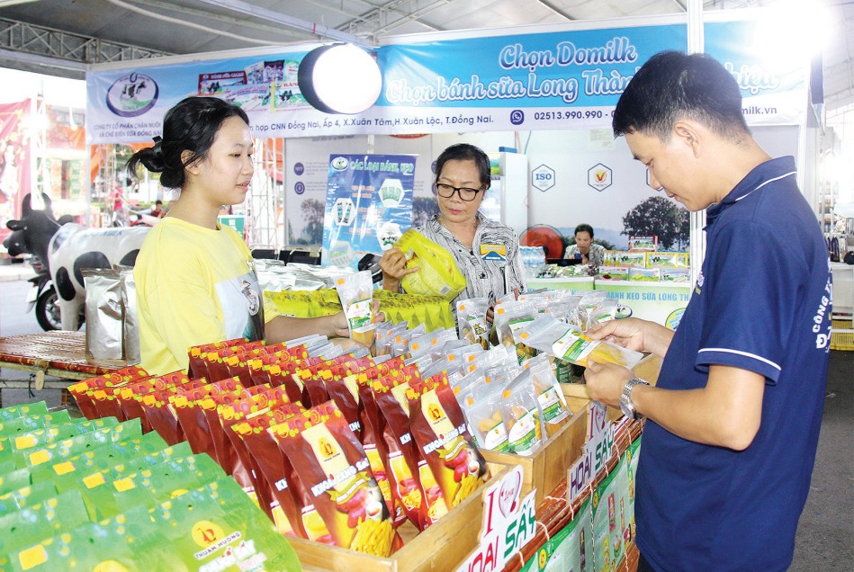 Các gian hàng giới thiệu sản phẩm của Đồng Nai tại hội chợ Công thương Đồng Nai năm 2023. Ảnh: Hải Hà