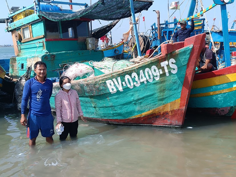 Tàu cá “3 không” của bà Nguyễn Thị Ngọc Phượng ở xã Phước Tỉnh, huyện Long Điền đã được cấp giấy chứng nhận đăng ký. Tàu cá “3 không” của bà Nguyễn Thị Ngọc Phượng ở xã Phước Tỉnh, huyện Long Điền đã được cấp giấy chứng nhận đăng ký.