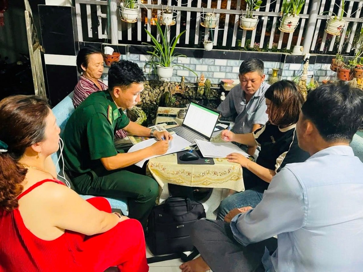 Ngành chức năng phối hợp chính quyền địa phương hỗ trợ ngư dân thực hiện đăng ký tàu “3 không”. Ngành chức năng phối hợp chính quyền địa phương hỗ trợ ngư dân thực hiện đăng ký tàu “3 không”.