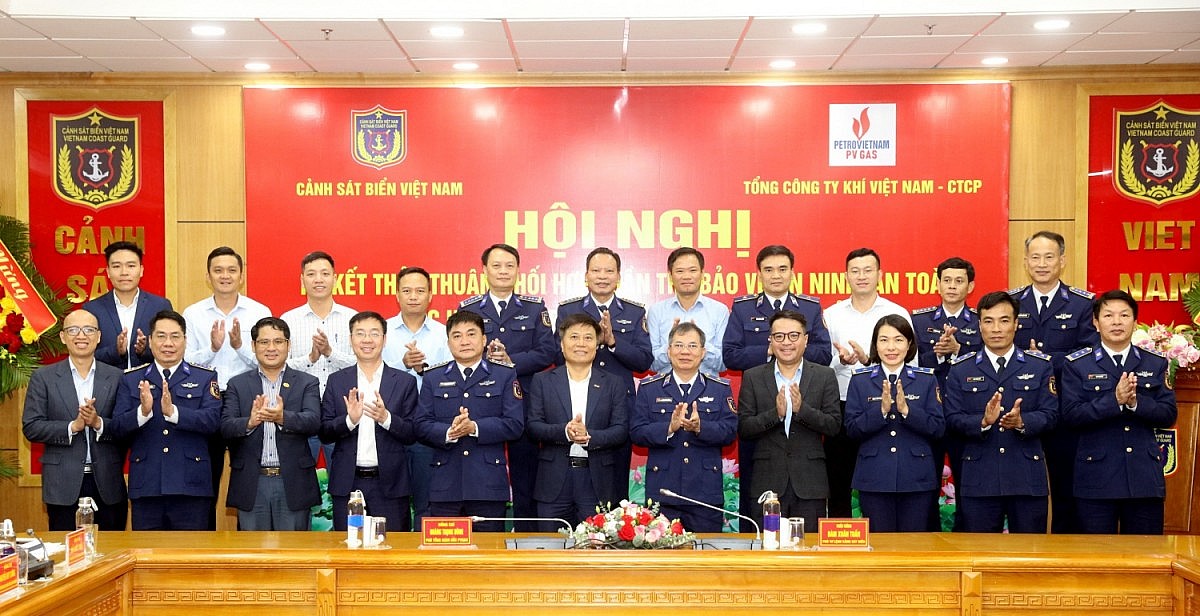 Hai bên cùng chúc mừng công tác phối hợp đạt thành tích tốt, tham gia bảo vệ lãnh hải của Tổ quốc