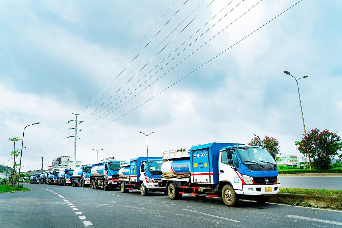 Hệ thống xe bồn vận chuyển xăng dầu của PVOIL Hải Phòng được trang bị đồng bộ và có thể đa dạng hình thức vận tải Hệ thống xe bồn vận chuyển xăng dầu của PVOIL Hải Phòng được trang bị đồng bộ và có thể đa dạng hình thức vận tải