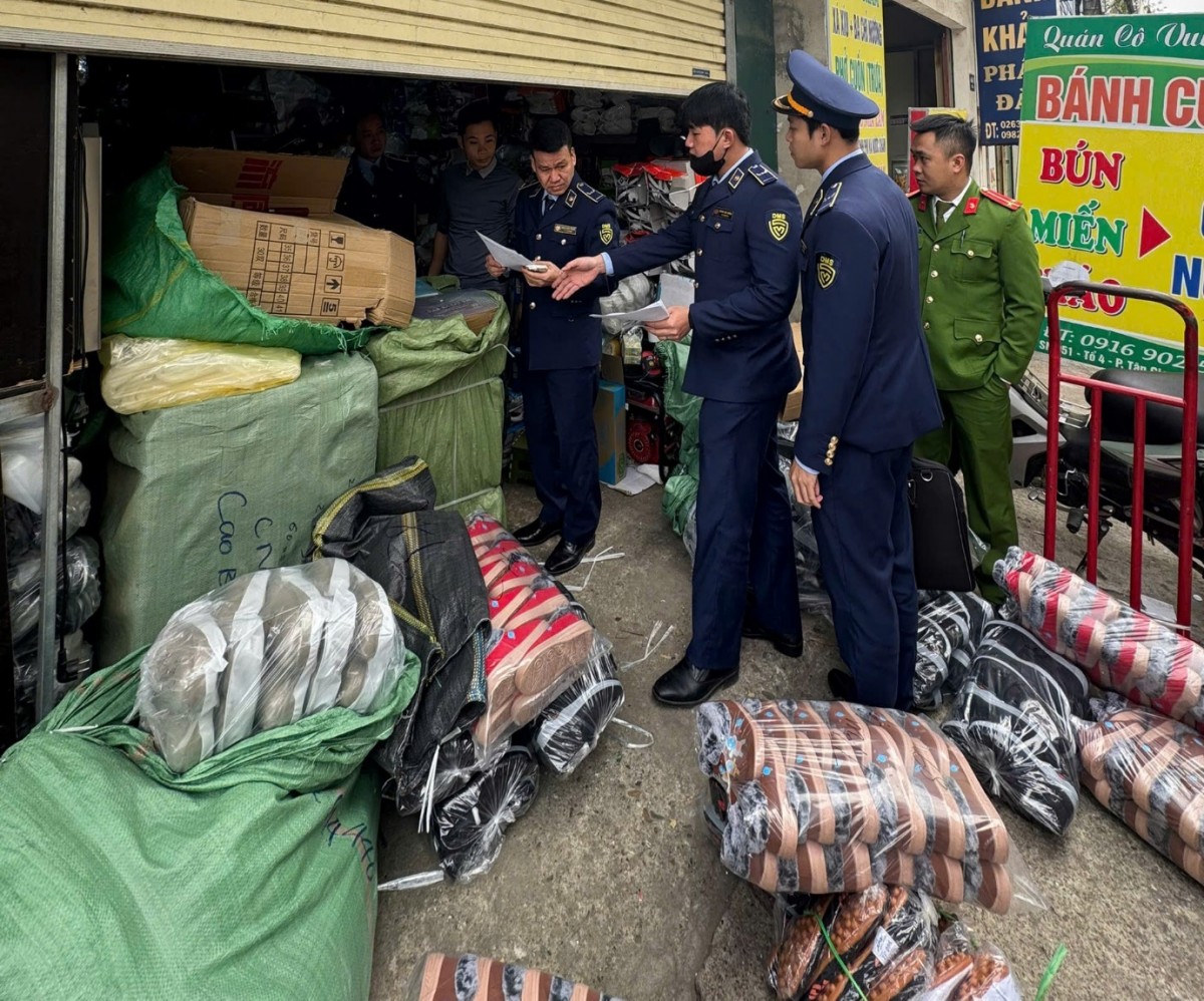 Cao Bằng: Tạm giữ 300 sản phẩm giày, dép giả nhãn hiệu