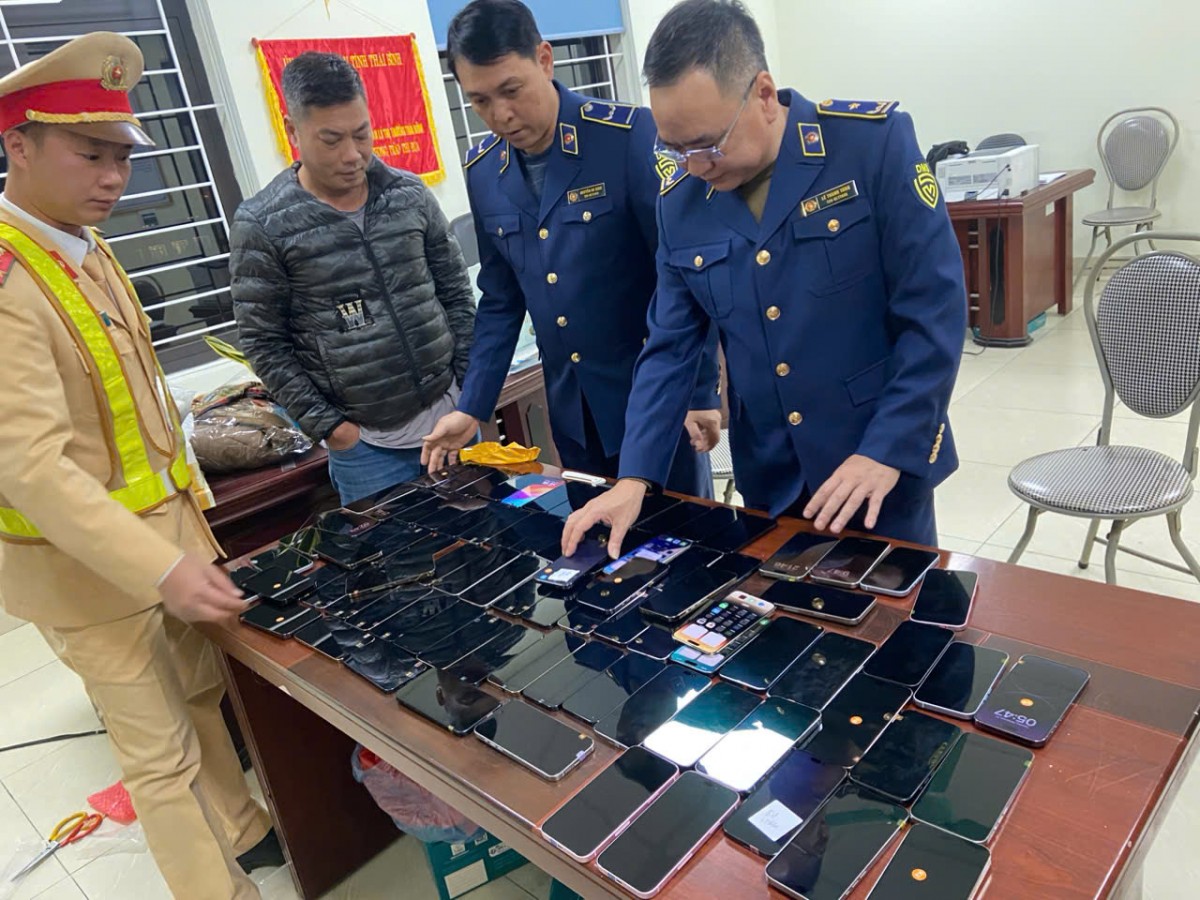 Thái Bình: Tạm giữ 89 chiếc iphone không chứng từ kèm theo