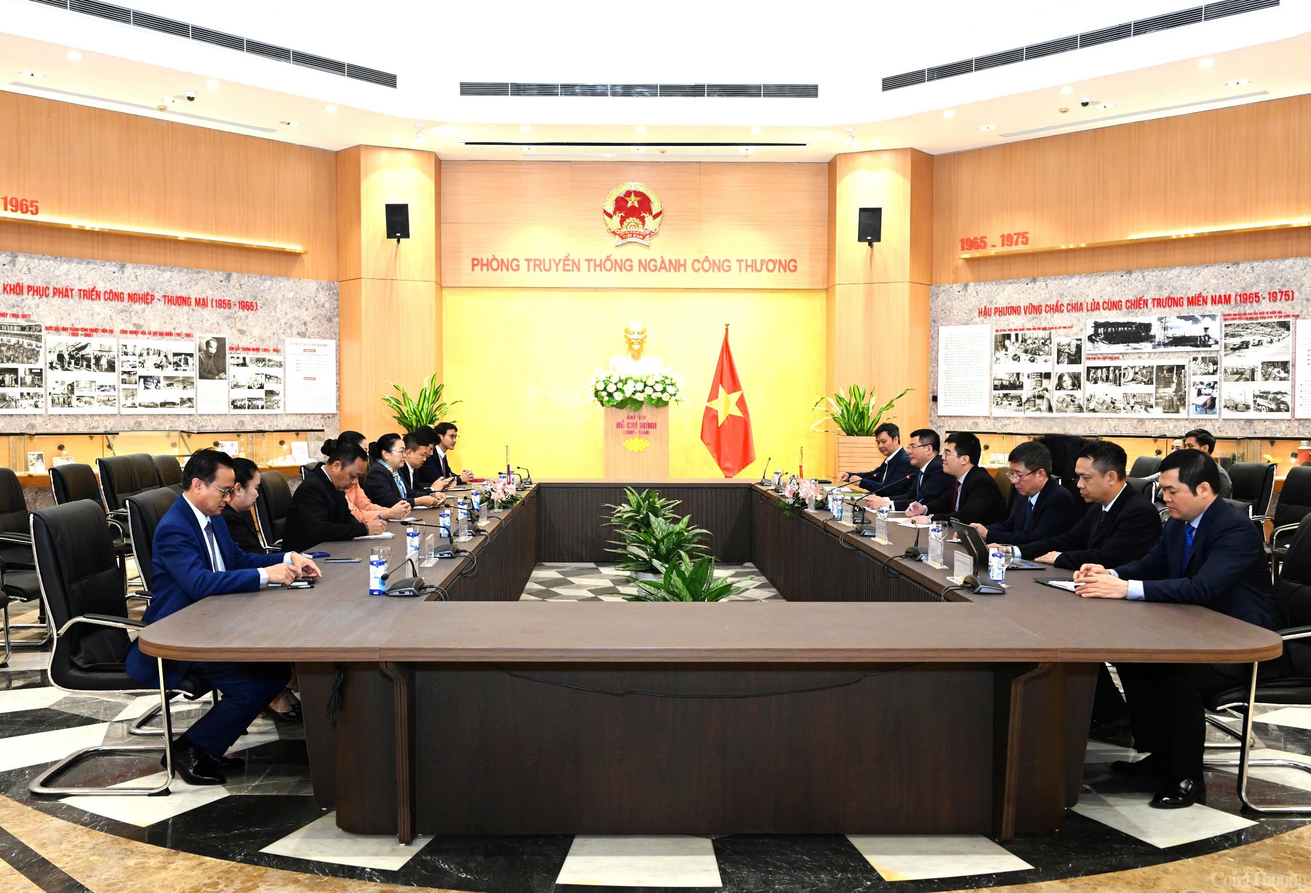 Bộ trưởng Nguyễn Hồng Diên tiếp Đại sứ Lào tại Việt Nam