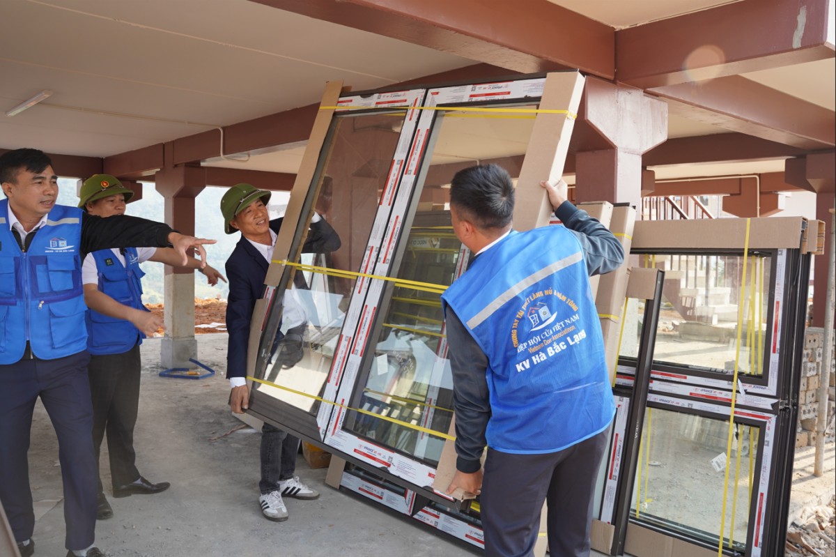 Chiếc cửa và củ sắn lùi Làng Nủ