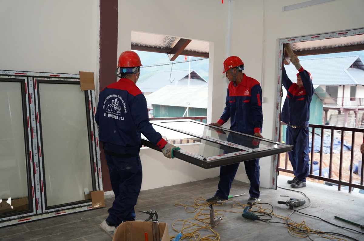 Chiếc cửa và củ sắn lùi Làng Nủ