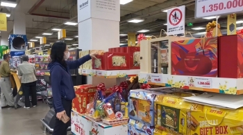 TP. Hồ Chí Minh: Siêu thị giảm giá bánh, kẹo, quà Tết