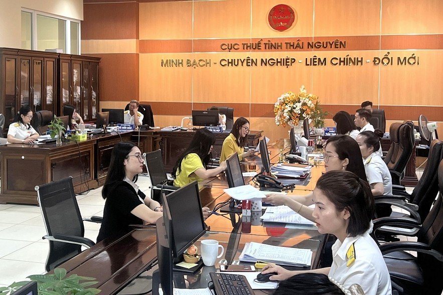 Người dân thực hiện thủ tục hành chính tại Cục Thuế Thái Nguyên. Người dân thực hiện thủ tục hành chính tại Cục Thuế Thái Nguyên.