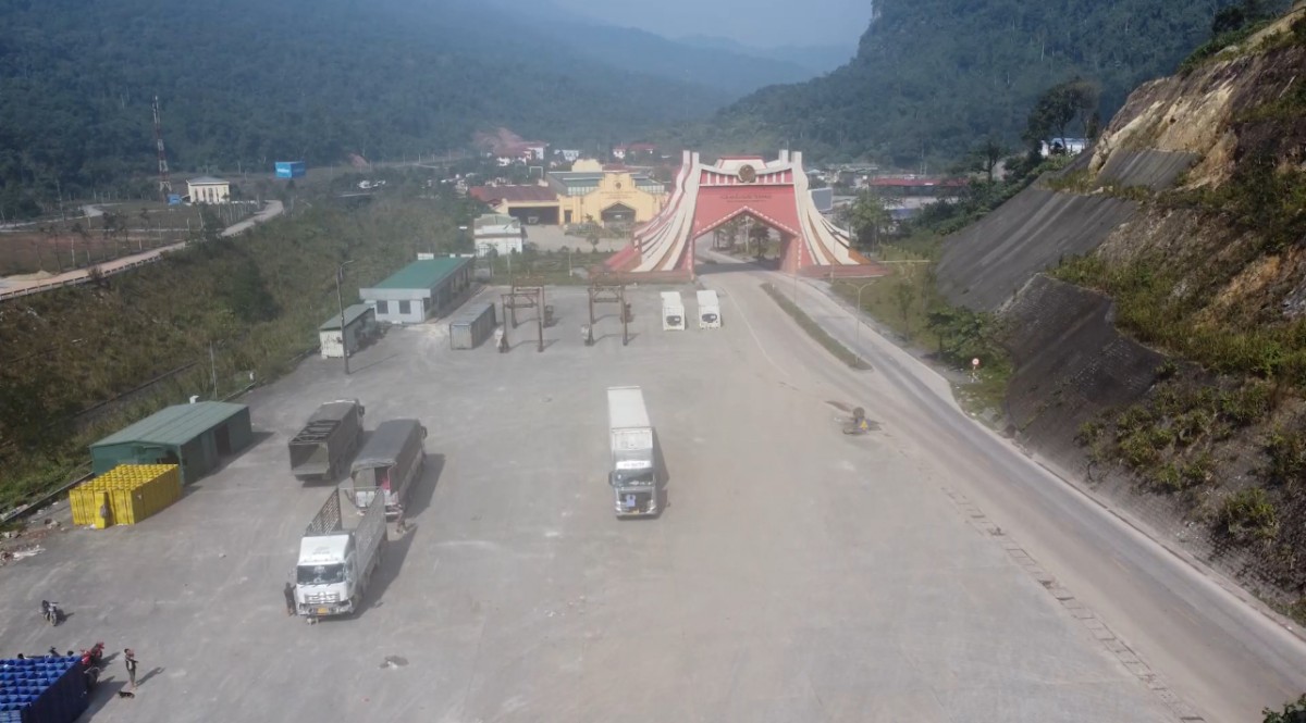 undefined Xe vận tải vận chuyển hàng hoá tại cửa khẩu Cha Lo (Ảmh: Thiện Linh)