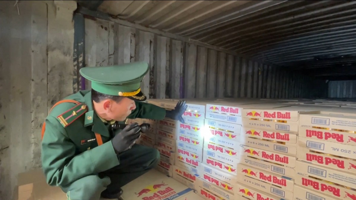 undefined Lực lượng chức năng kiểm tra hàng hoá các xe vận tải tại cửa khẩu Cha Ko