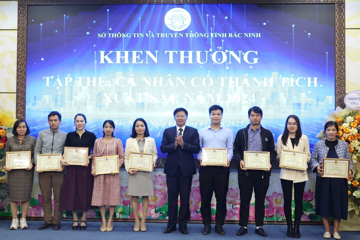 Khen thưởng tập thể, cá nhân có thành tích xuất sắc Khen thưởng tập thể, cá nhân có thành tích xuất sắc