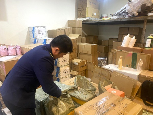 Cục Quản lý thị trường Đà Nẵng phát hiện gần 3.300 sản phẩm hàng hóa trôi nổi, hàng hóa giả mạo nhãn hiệu Cục Quản lý thị trường Đà Nẵng phát hiện gần 3.300 sản phẩm hàng hóa trôi nổi, hàng hóa giả mạo nhãn hiệu