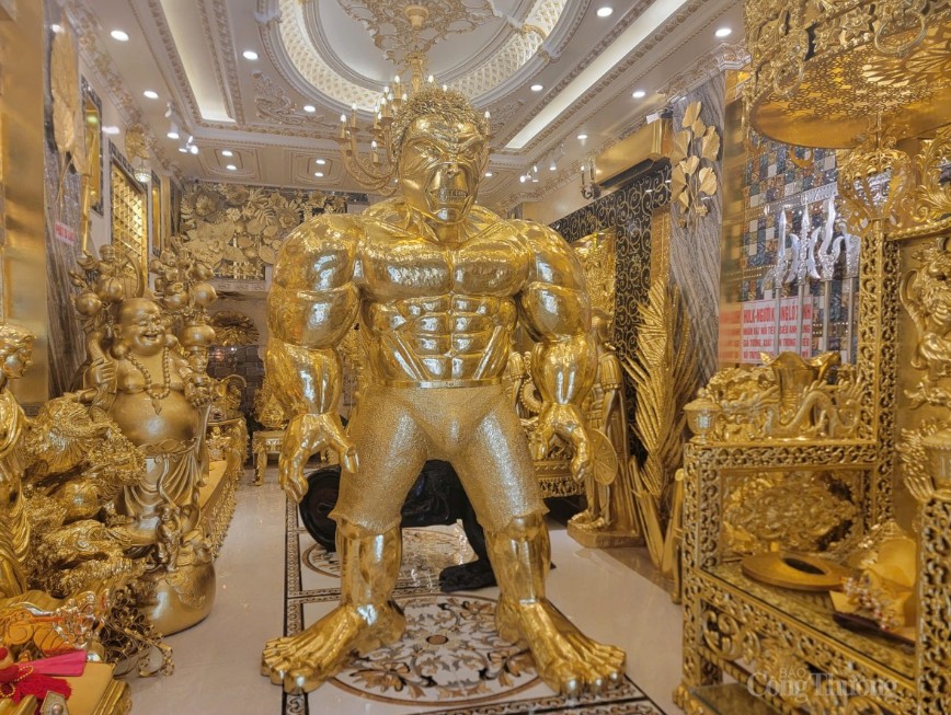 Bức tượng Hulk một điểm nhấn của căn biệt thự.