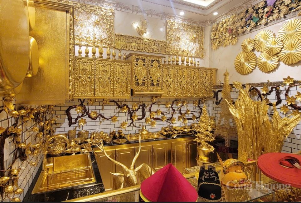 Khu nhà bếp dát vàng.