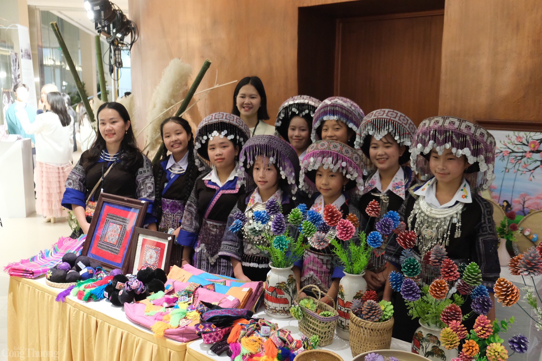 Các cô bé gái của người dân tộc Mông thích thú giới thiệu về các sản phẩm của mình. 