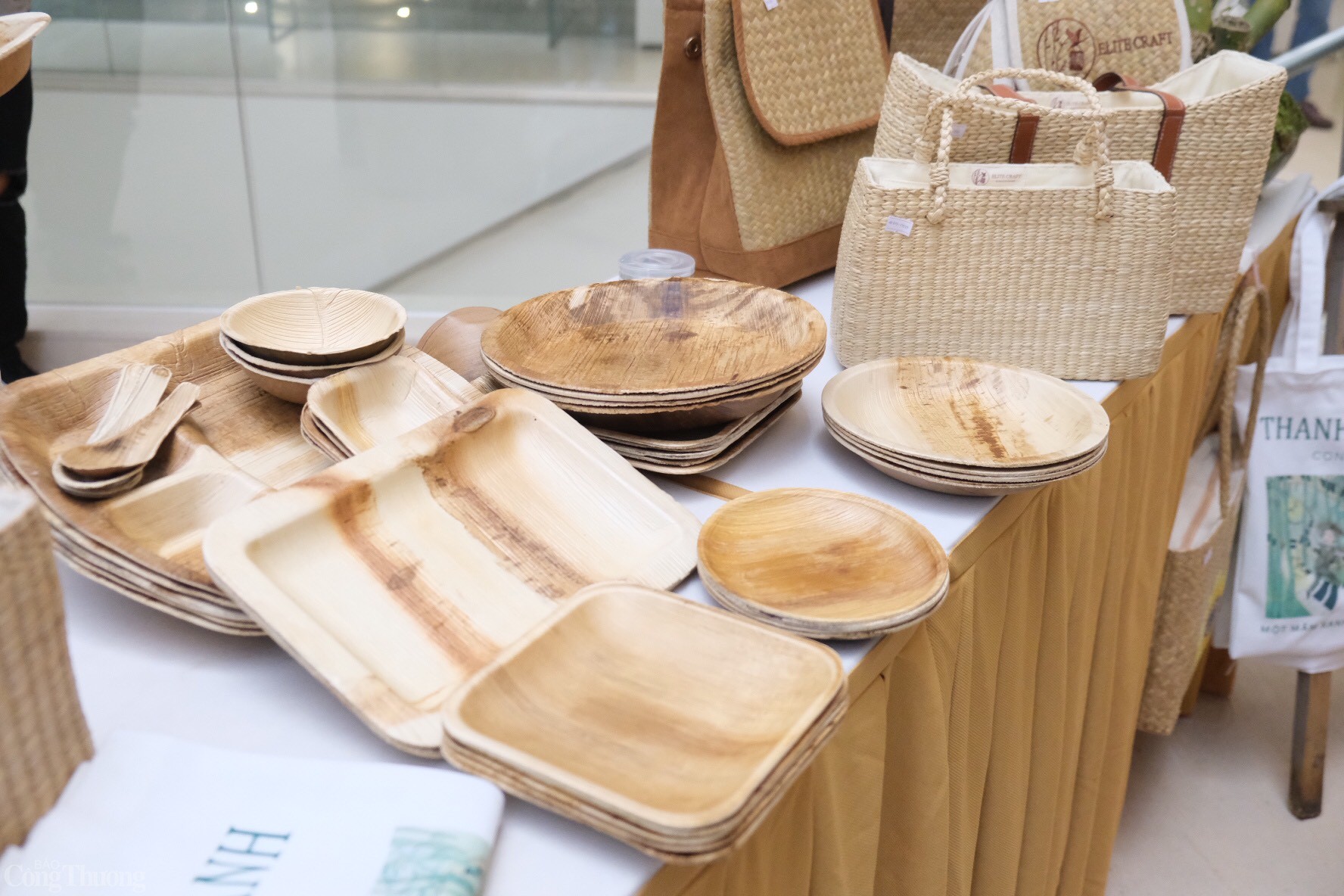 Sử dụng mỗi sản phẩm từ cỏ bàng, bạn đã góp phần bảo tồn “ngôi nhà” của sếu đầu đỏ. Bởi những sản phẩm từ cỏ bàng sẽ tiếp thêm động lực để người dân chăm sóc cánh đồng cỏ tự nhiên ở những vùng đất nhiễm mặn.