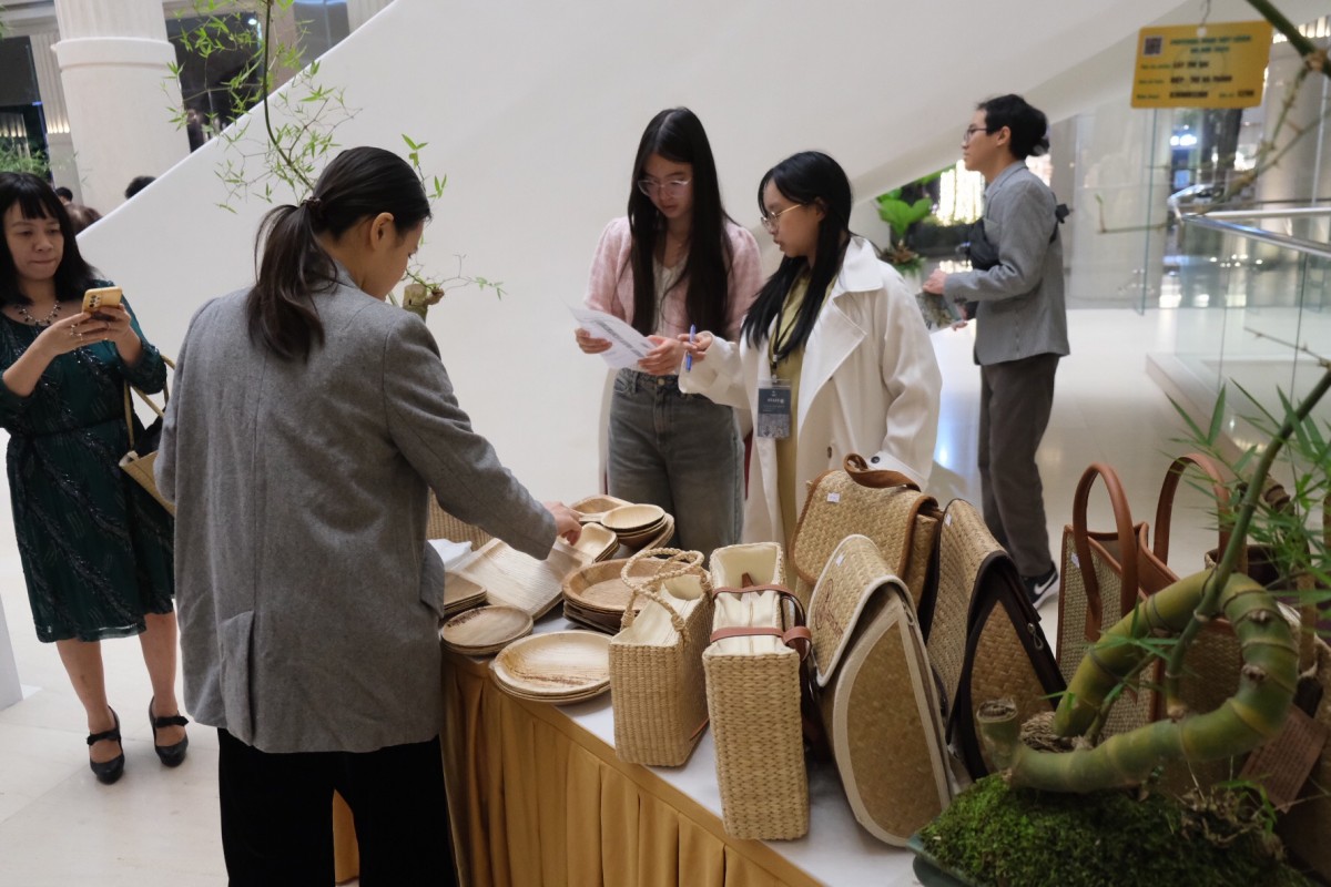 Ngoài ra, khán thính giả cũng được chiêm ngưỡng những món đồ được làm từ cỏ bàng, nămgf trong họ cói, có thân thẳng đứng khoảng một mét, trổ bông quanh năm. Cây này thường mọc ở vùng đất ngập nước phèn chua, nhiễm mặn. Cỏ bàng được người dân Huế, người dân miền Tây thu hoạch để làm các sản phẩm từ thủ công mỹ nghệ, như đan đệm, làm nón, túi, bao bì,...