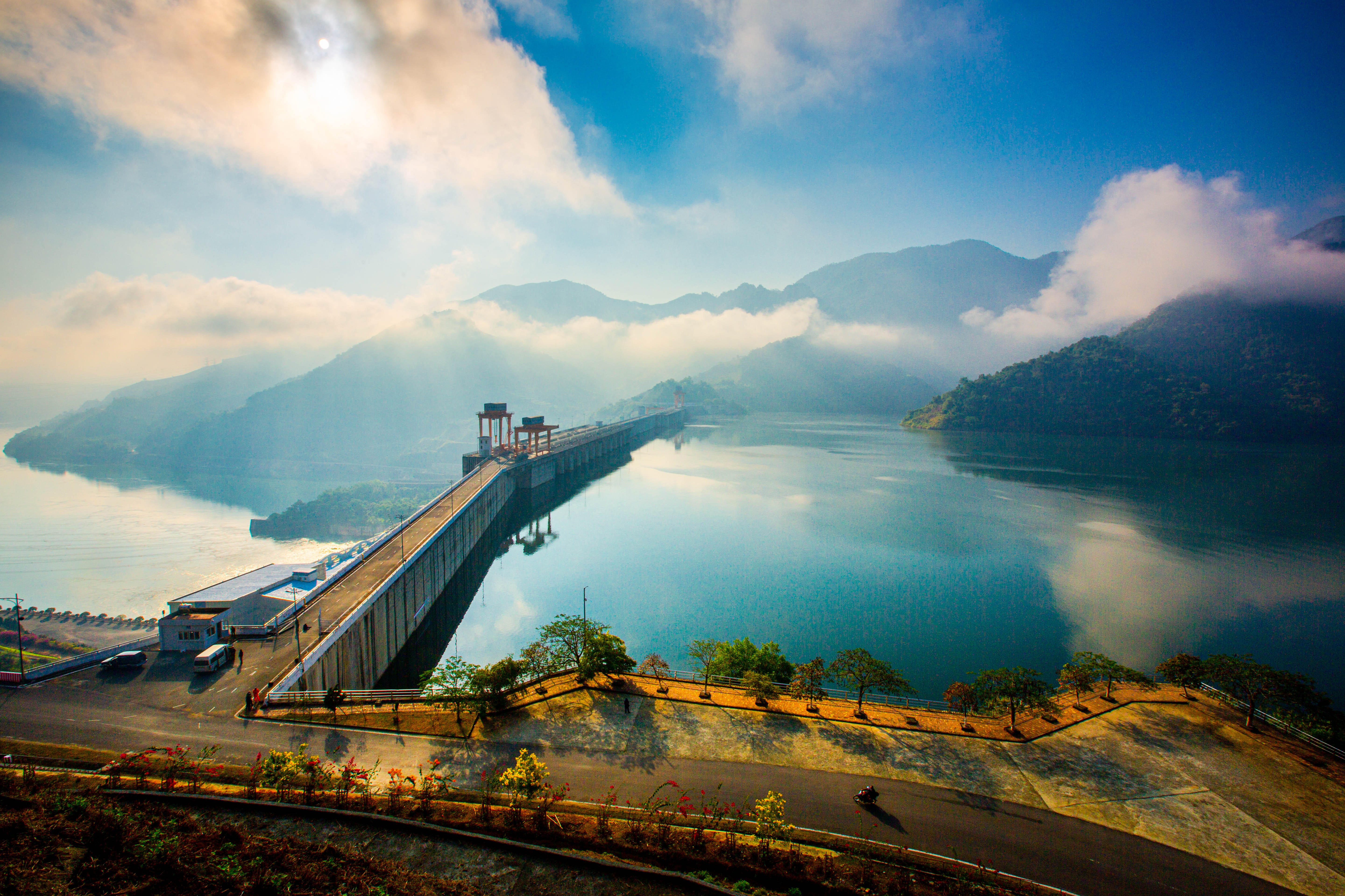 Đảm bảo vận hành an toàn hồ đập thuỷ điện, vừa sản xuất điện, vừa cung cấp nước cho hạ du Đảm bảo vận hành an toàn hồ đập thuỷ điện, vừa sản xuất điện, vừa cung cấp nước cho hạ du