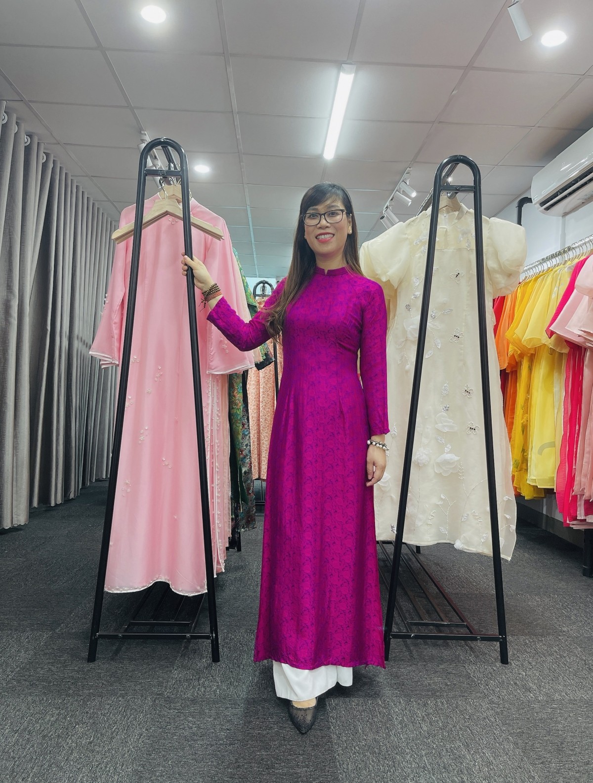 Chị Hồng Vân chọn được chiếc áo dài gấm ưng ý. Ảnh: Nhân vật cung cấp