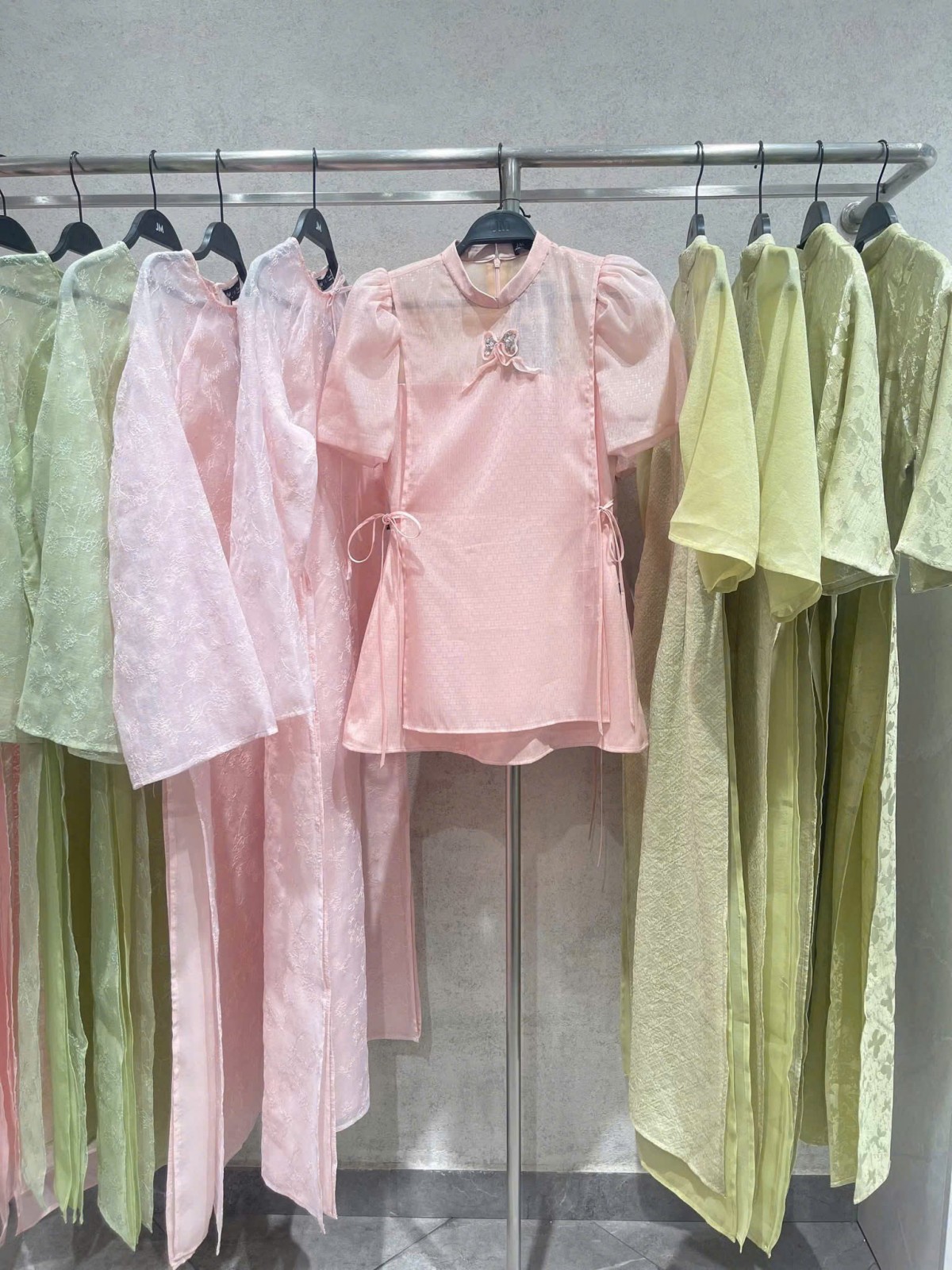 Nhiều kiểu áo dài cách tân hiện đại được yêu thích. Ảnh: Nguyễn Vân