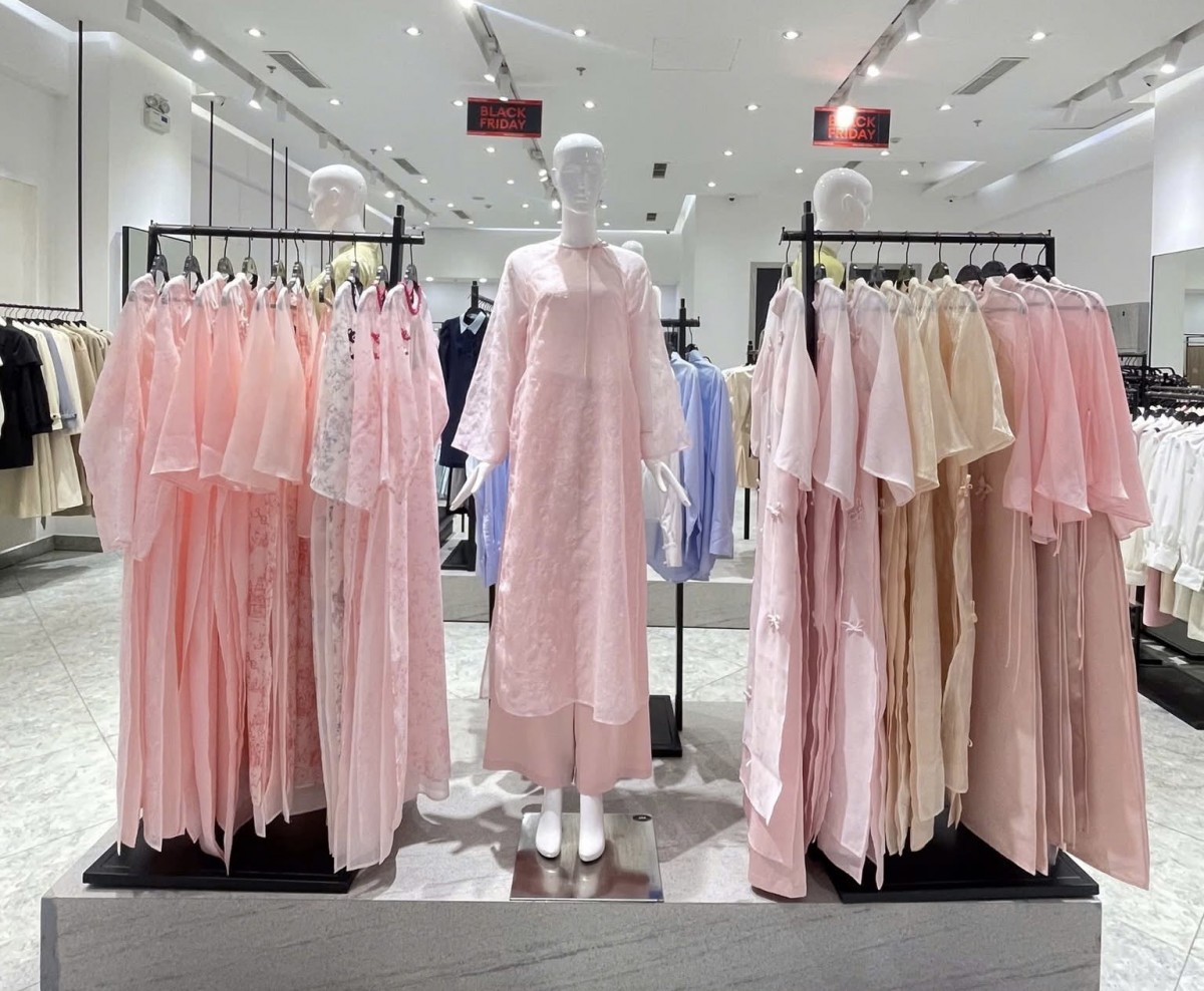 Các cửa hàng đã trưng bay nhiều kiểu dáng, mẫu mã mới phục vụ các chị em dịp Tết 2025. Ảnh: Nguyễn Vân