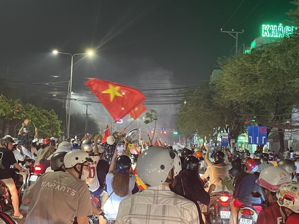 Chùm ảnh: Người hâm mộ đi bão mừng Việt Nam chiến thắng