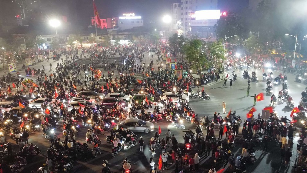 Chùm ảnh: Người hâm mộ đi bão mừng Việt Nam chiến thắng
