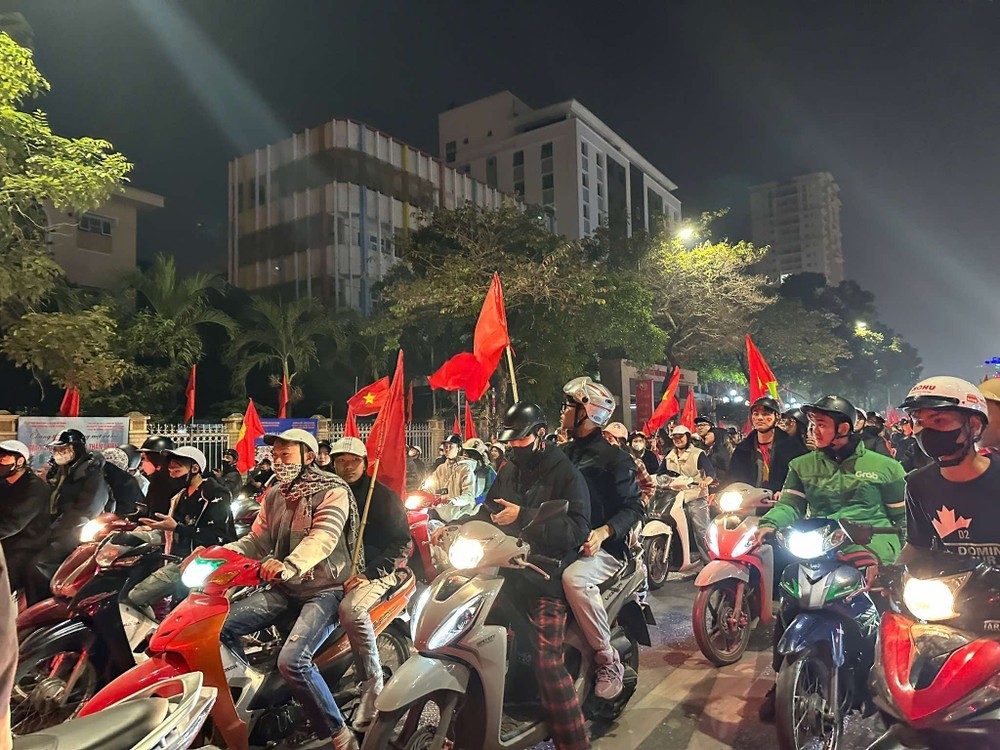 Chùm ảnh: Người hâm mộ đi bão mừng Việt Nam chiến thắng