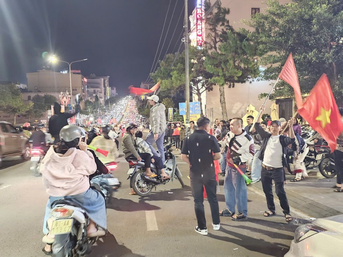 Chùm ảnh: Người hâm mộ đi bão mừng Việt Nam chiến thắng