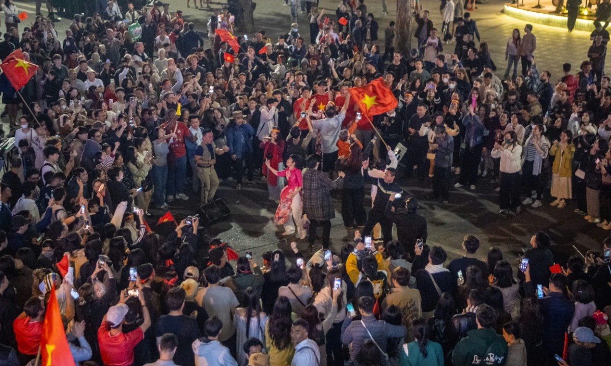 Chùm ảnh: Người hâm mộ đi bão mừng Việt Nam chiến thắng