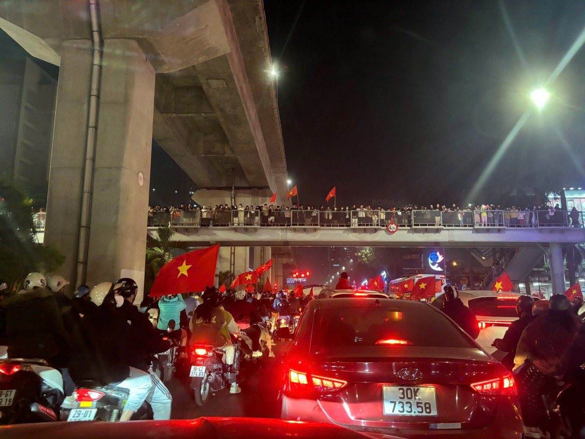 Chùm ảnh: Người hâm mộ đi bão mừng Việt Nam chiến thắng