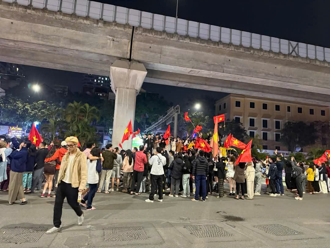 Chùm ảnh: Người hâm mộ đi bão mừng Việt Nam chiến thắng