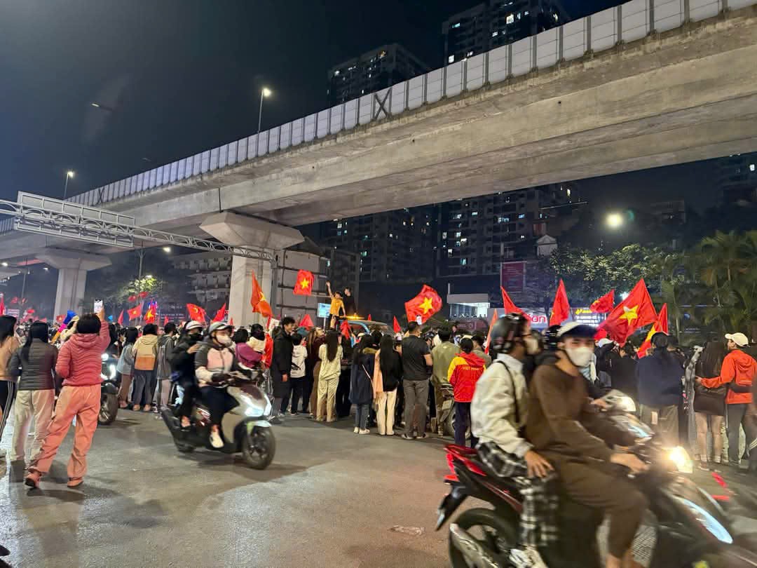 Chùm ảnh: Người hâm mộ đi bão mừng Việt Nam chiến thắng