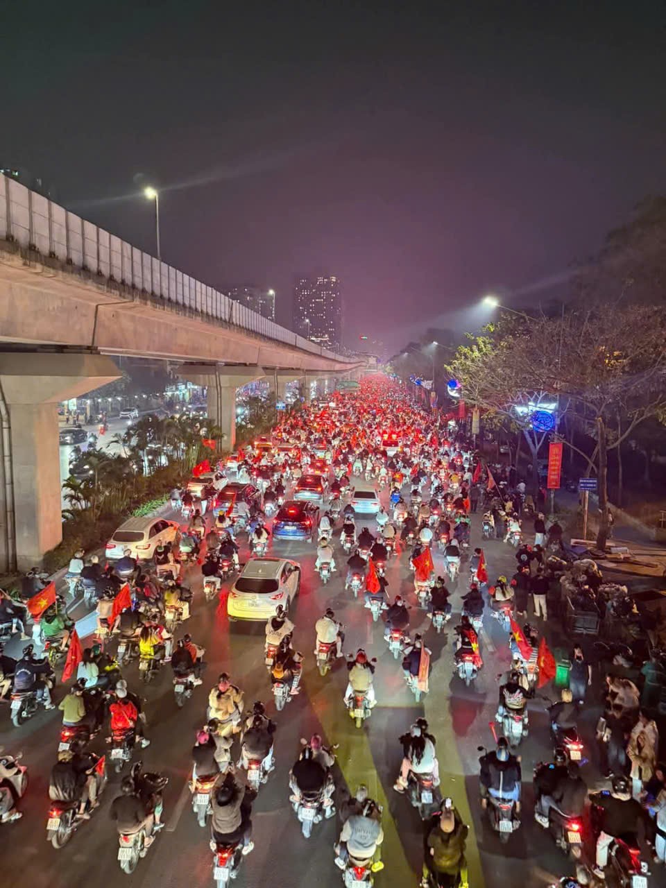 Chùm ảnh: Người hâm mộ đi bão mừng Việt Nam chiến thắng