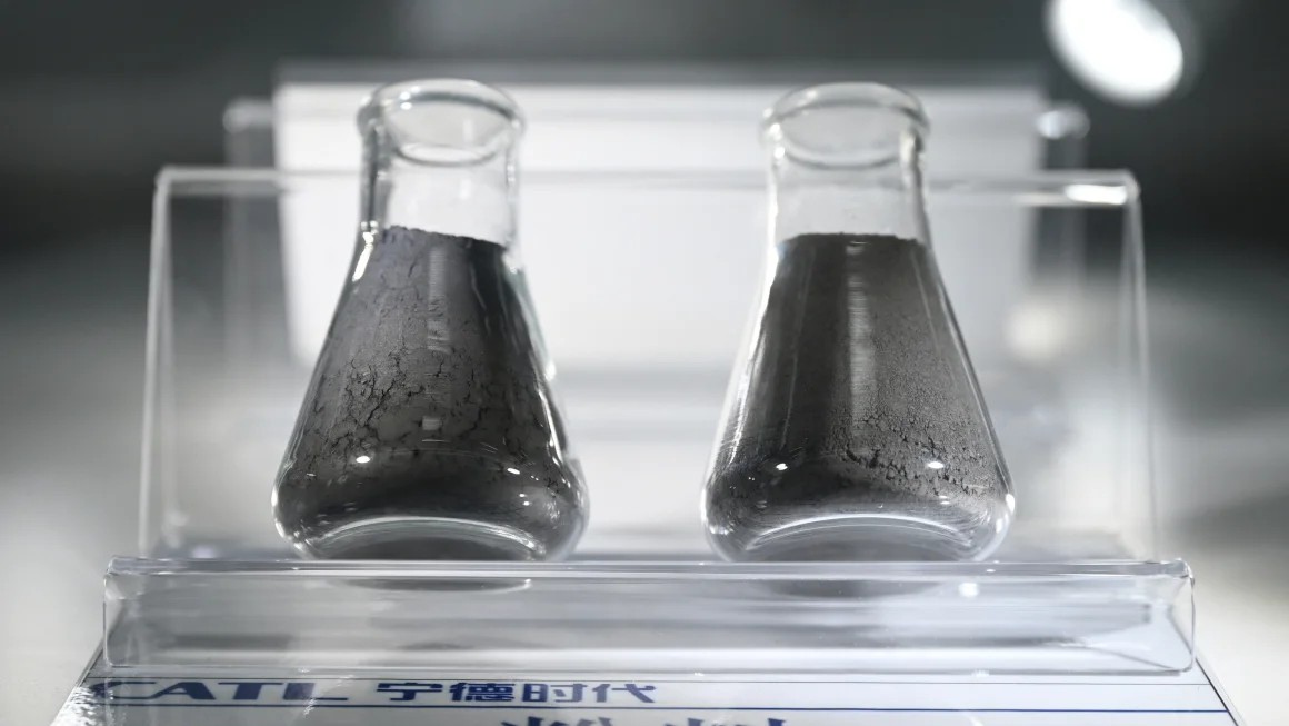 Bột graphite (bên trái) và bột NCM làm từ nickel, đồng và magiê được sử dụng để chế tạo các cực dương và cực âm của pin lithium-ion. Ảnh: Greg Baker/AFP/Getty Images Bột graphite (bên trái) và bột NCM làm từ nickel, đồng và magiê được sử dụng để chế tạo các cực dương và cực âm của pin lithium-ion. Ảnh: Greg Baker/AFP/Getty Images