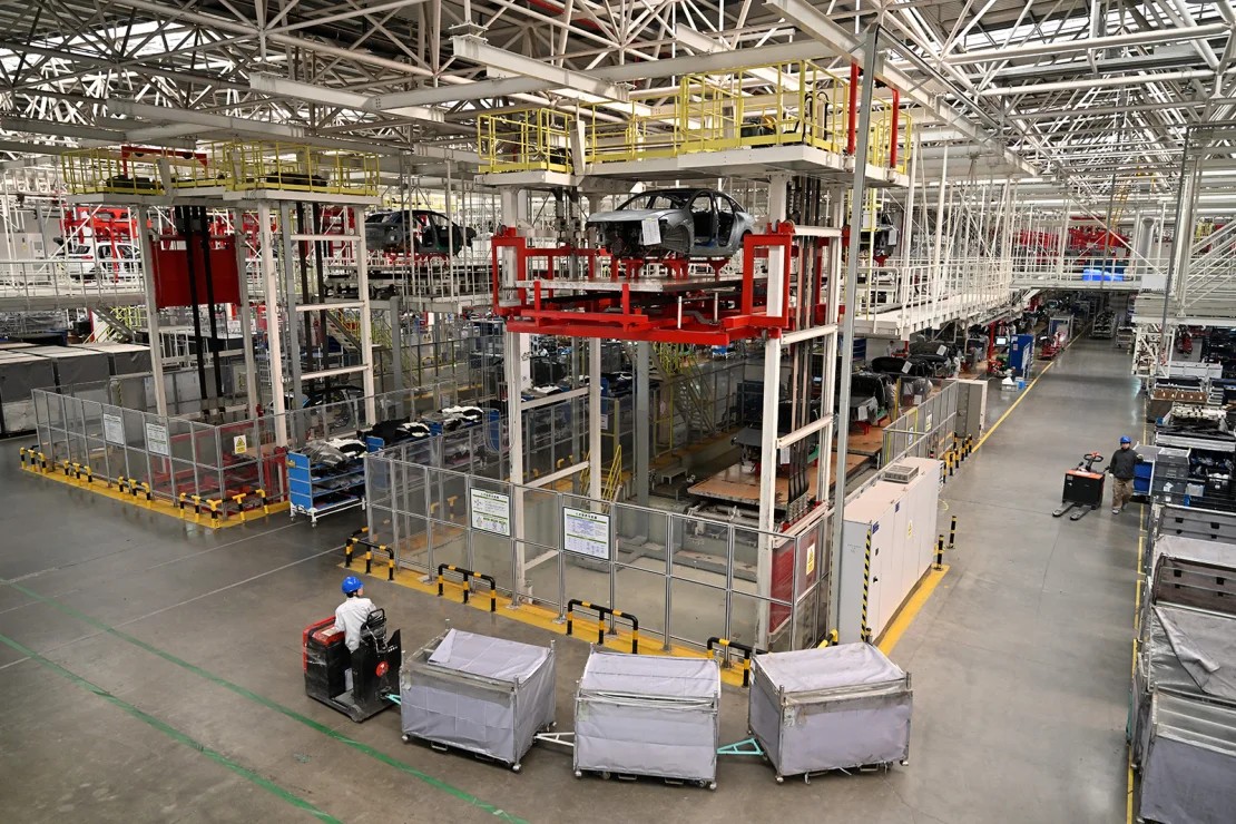 Một công nhân vận chuyển các bộ phận đến dây chuyền lắp ráp xe điện tại nhà máy Leap Motors ở thành phố Kim Hoa, tỉnh Chiết Giang, miền Đông Trung Quốc vào ngày 26 tháng 11, 2024. Ảnh: Larry Leung/Feature China/Future Publishing/Getty Images Một công nhân vận chuyển các bộ phận đến dây chuyền lắp ráp xe điện tại nhà máy Leap Motors ở thành phố Kim Hoa, tỉnh Chiết Giang, miền Đông Trung Quốc vào ngày 26 tháng 11, 2024. Ảnh: Larry Leung/Feature China/Future Publishing/Getty Images