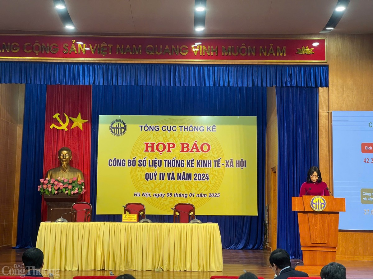 Bà Nguyễn Thị Hương - Tổng cục trưởng Tổng cục Thống kê trình bày báo cáo. Ảnh: NH