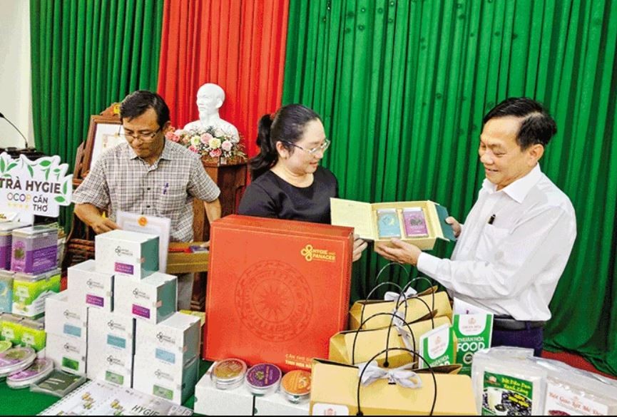 Ông Nguyễn Ngọc Hè, Phó Chủ tịch UBND TP Cần Thơ xem sản phẩm OCOP của Công ty TNHH Một thành viên Hygie & Panacee.