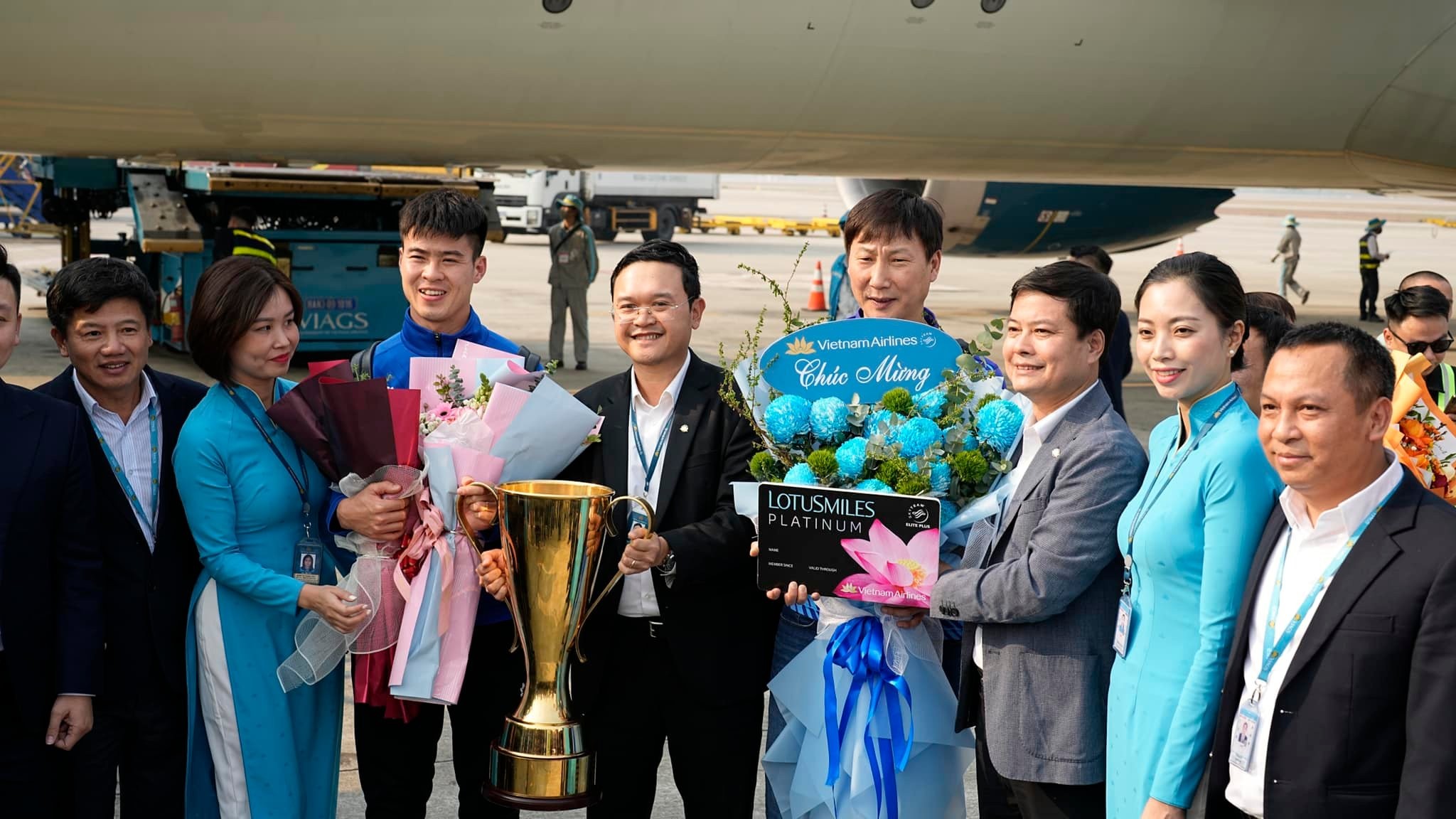 Không gian tràn ngập tiếng hô vang “Việt Nam vô địch!”. Một tinh thần Việt Nam cuồng nhiệt lan khắp nhà khách VIP A Nội Bài và dọc theo hai bên đường từ sân bay về Thủ đô Hà Nội. Ảnh: NIA