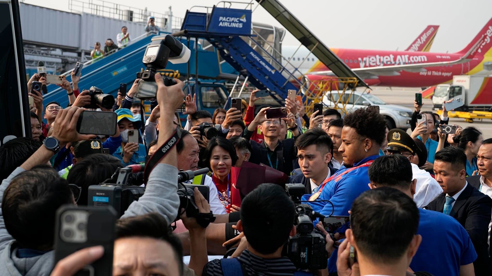 Nguyễn Xuân Son trong vòng vây yêu thương của người hâm mộ. Ảnh: NIA