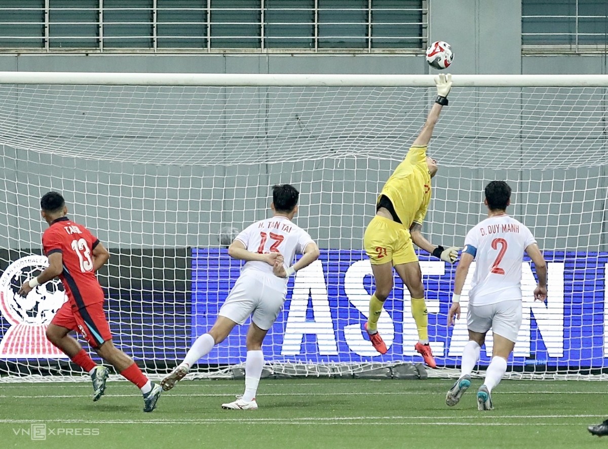 Nguyễn Đình Triệu từ nhân viên bảo vệ đến thủ môn hay