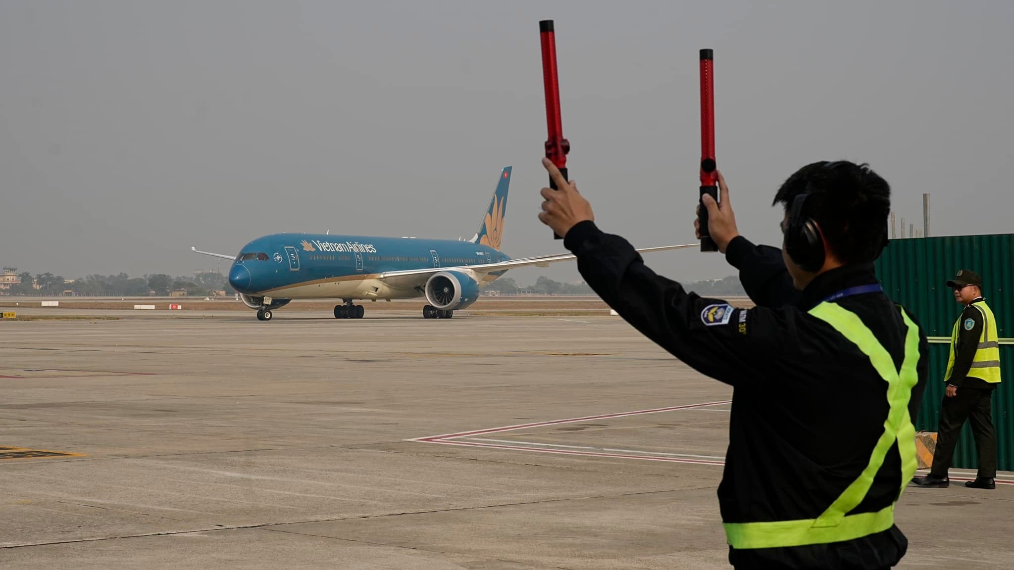 Chuyến bay được bố trí tại vị trí đỗ 28, gần nhà khách VIP A để đoàn được hoàn thiện thủ tục thuận tiện, nhanh chóng nhất. Ảnh: NIA