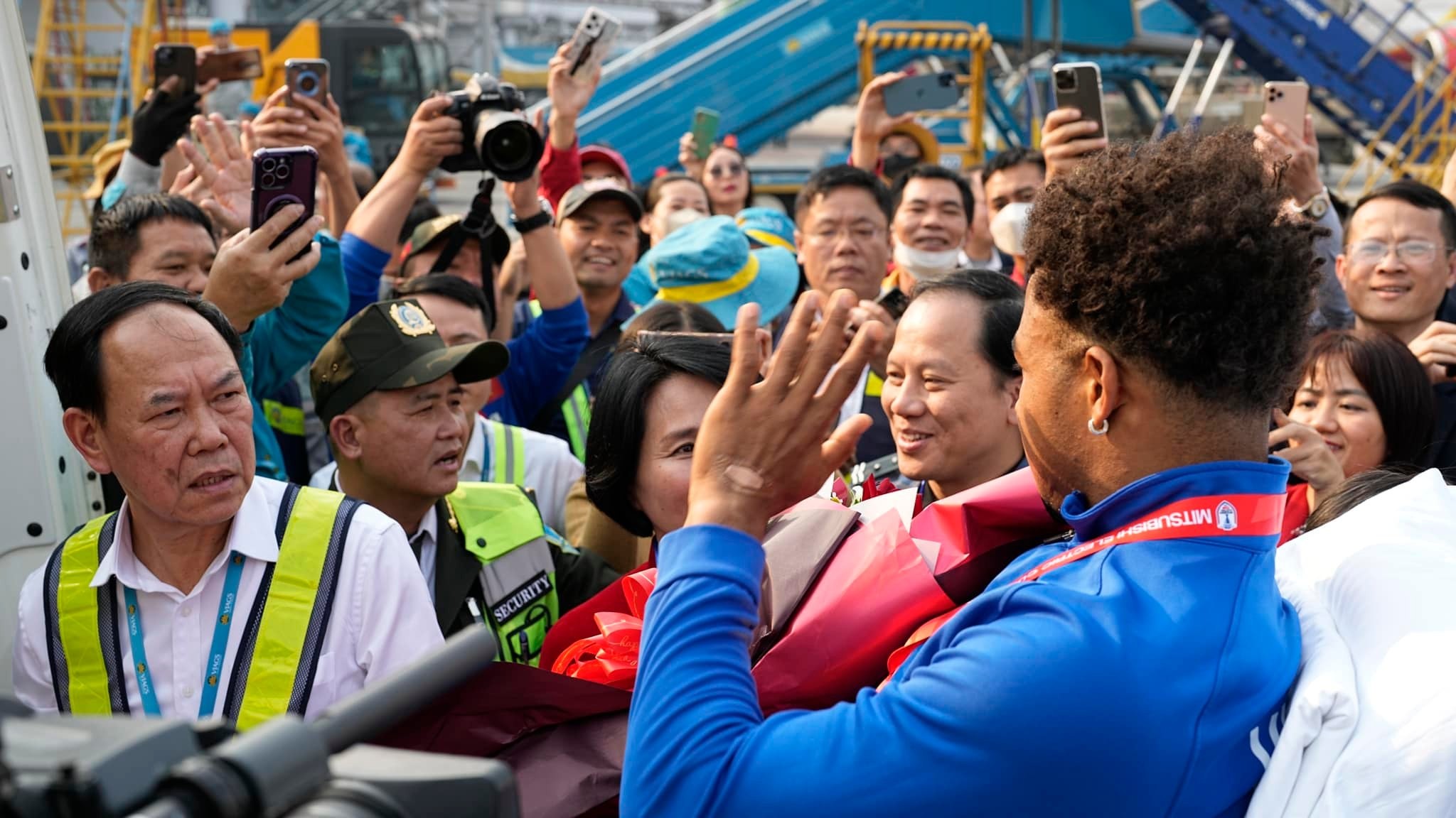 Cầu thủ xuất sắc nhất AFF Cup Nguyễn Xuân Son trong vòng vây hâm mộ, nhận hoa từ Ban tổ chức, nén đau vẫn chào mọi người. Ảnh: NIA