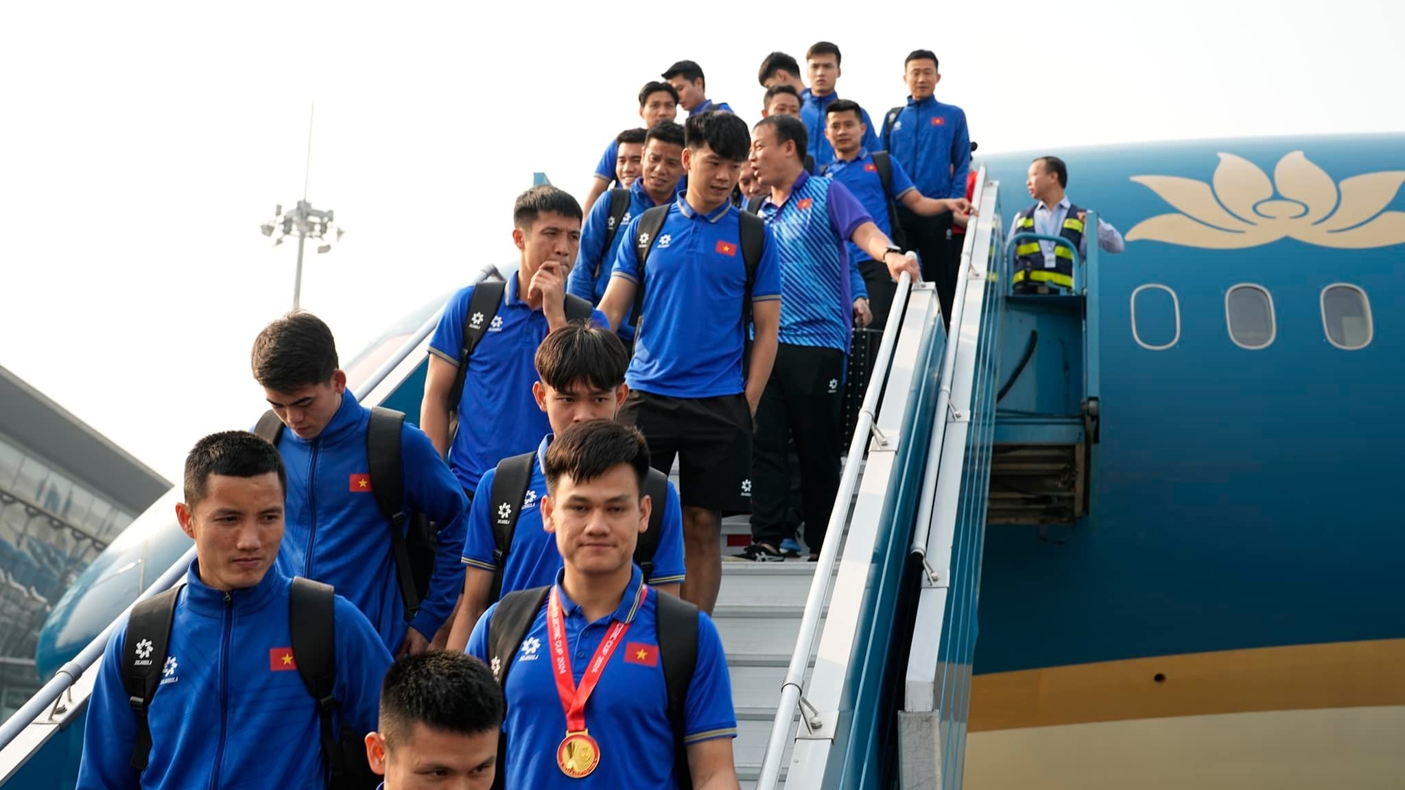Các tuyển thủ của Đội tuyển Việt Nam rời tàu bay. Ảnh: NIA