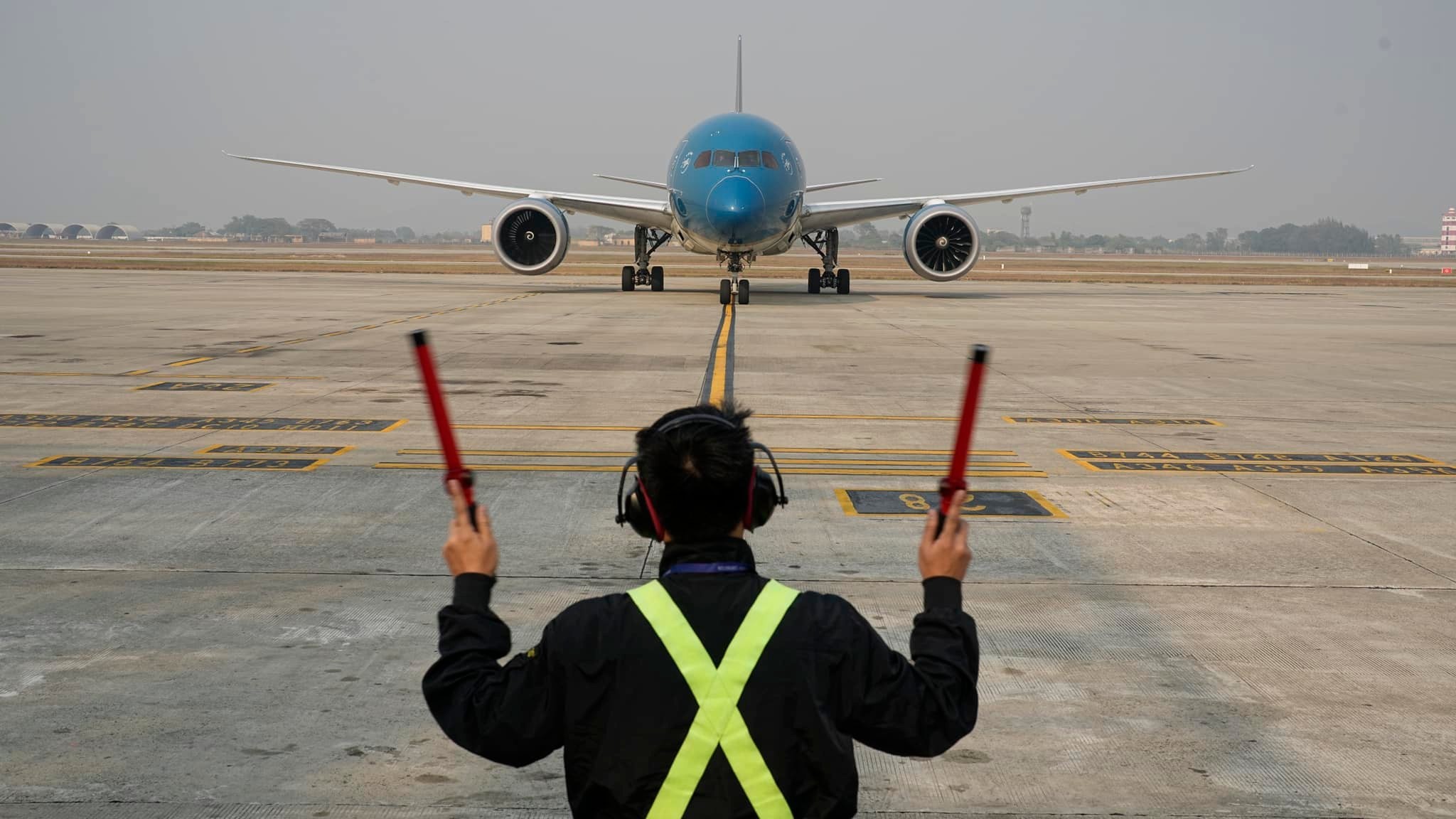 Chuyến bay mang số hiệu VN610 từ Băng Kok (Thái Lan) chở theo đoàn bóng đá vô địch AFF cup đã hạ cánh an toàn tại Cảng HKQT Nội Bài 14h30 chiều 6/1/2025. Ảnh: NIA