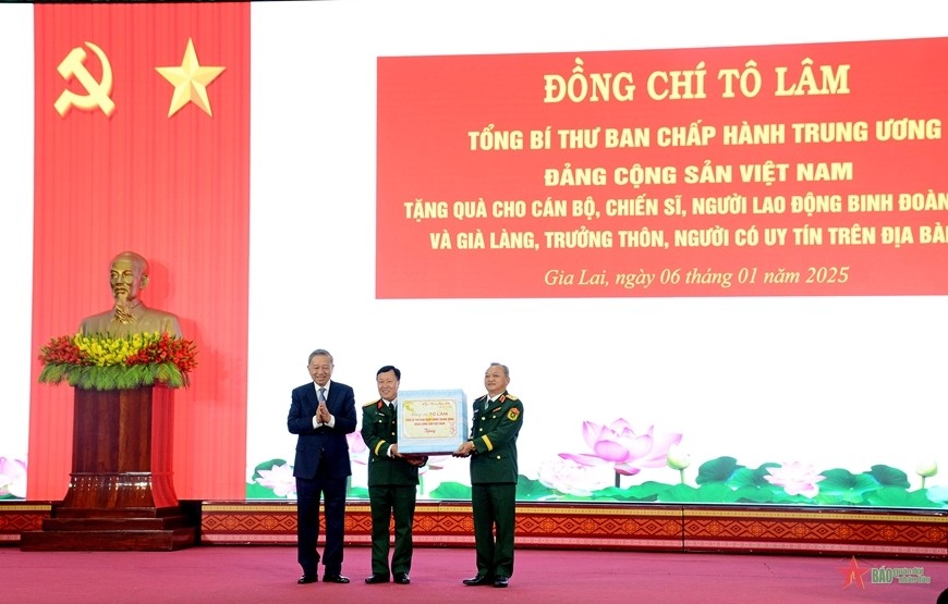 Tổng Bí thư Tô Lâm trao quà tặng Binh đoàn 15. Tổng Bí thư Tô Lâm trao quà tặng Binh đoàn 15.