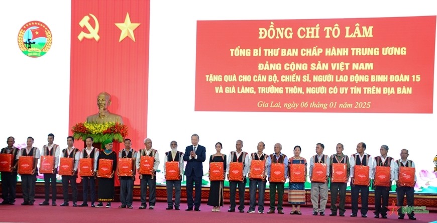 Tổng Bí thư Tô Lâm trao quà tặng các già làng, trưởng thôn, người có uy tín. Tổng Bí thư Tô Lâm trao quà tặng các già làng, trưởng thôn, người có uy tín.