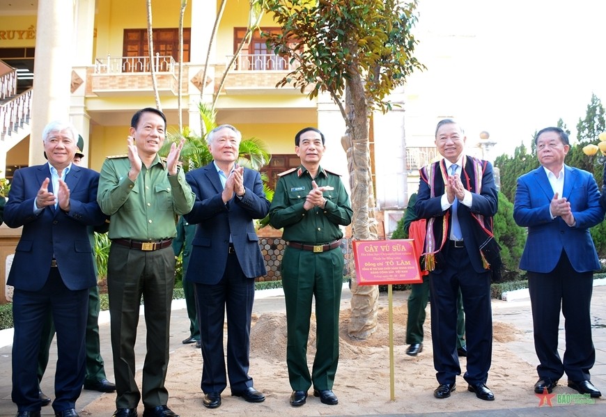 Tổng Bí thư Tô Lâm và các đại biểu trồng cây lưu niệm tại Binh đoàn 15. Tổng Bí thư Tô Lâm và các đại biểu trồng cây lưu niệm tại Binh đoàn 15.